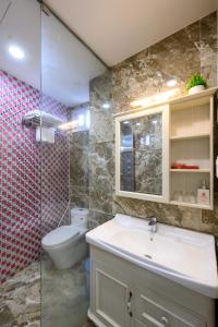 Phòng Tiêu Chuẩn Giường Đôi Lớn (Standard Queen Room)