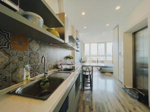 Phòng Đôi Hướng Hồ - Tầng Cao (Lake View Double Room - High Floor)