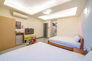Phòng gia đình với phòng tắm riêng. (Family Room with Private Bathroom)