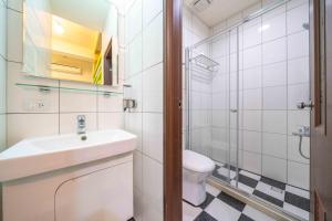 Phòng Bốn Người Có Phòng Tắm Riêng (Quadruple Room with Private Bathroom)