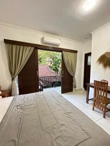 Phòng hướng thành phố hoặc hướng núi giường lớn (King Bed with View)