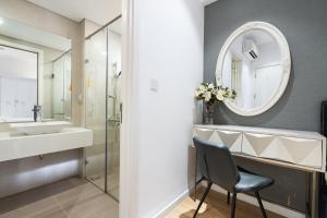 Căn Hộ 3 Phòng Ngủ (Three-Bedroom Apartment)