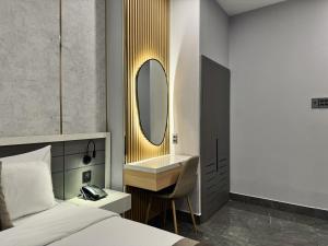 Phòng Tiêu Chuẩn Giường Đôi Lớn (Standard Queen Room)
