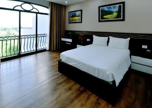 Phòng Giường Đôi Nhìn Ra Hồ Bơi (Double Room with Pool View)