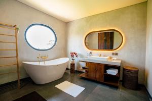 Royal Suite with Bathtub and Balcony