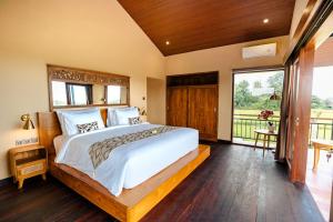 Luxury Suite with Bathtub and Balcony