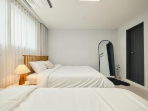Căn Hộ 3 Phòng Ngủ (Three-Bedroom Apartment)
