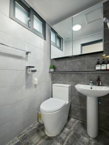 Căn Hộ 3 Phòng Ngủ (Three-Bedroom Apartment)