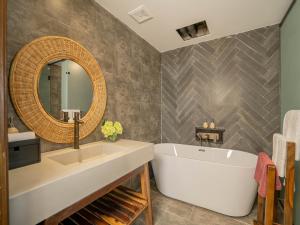 Suite Nhìn Ra Biển (Suite with Sea View)
