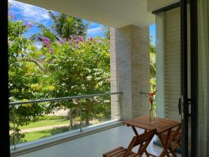 Căn Hộ 1 Phòng Ngủ Nhìn Ra Hồ Bơi (One-Bedroom Apartment with Pool View)