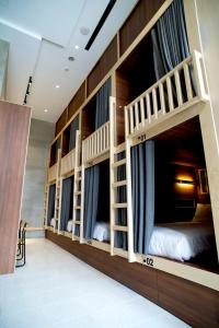 Phòng Tập Thể (Dormitory Room)