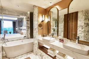 Suite Deluxe có giường King (Deluxe Suite with King Bed)