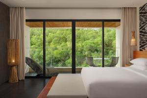 Larger Suite, 1 King, Garden view, Balcony