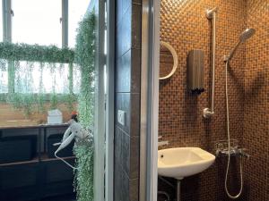 Giường trong Phòng ngủ Tập thể Nam gồm 8 Giường (Bed in 8-Bed Male Dormitory Room)