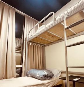 Phòng 2 Giường Đơn Có Phòng Tắm Chung (Twin Room with Shared Bathroom)