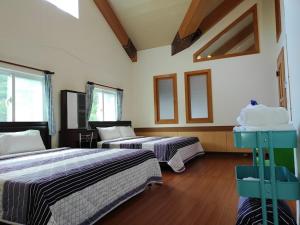 Phòng Gia đình nhìn ra Núi (Family Room with Mountain View)