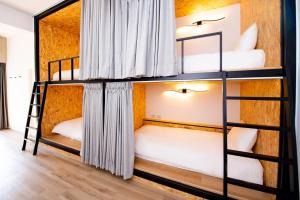 Giường trong phòng ngủ tập thể nam có 4 giường (Bed in 4-Bed Male Dormitory Room)