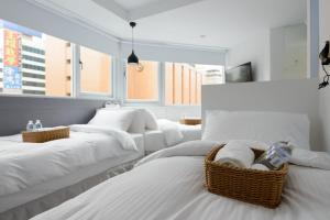 Phòng 3 người có phòng tắm chung - Chỉ dành cho nữ (Triple Room with Shared Bathroom - Female Only)