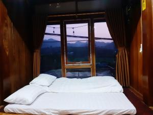 Phòng Ngủ Tập Thể Cho Cả Nam Và Nữ (Mixed Dormitory Room)