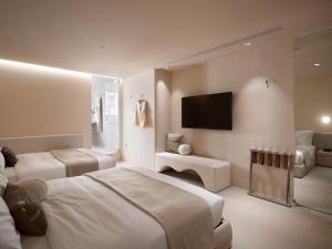 Standard Quadruple Room with Bath Tub