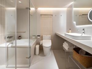 Phòng Tiêu Chuẩn Giường Đôi Có Bồm Tắm - Không Có Cửa Sổ (Standard Double Room with Bath - No Window)