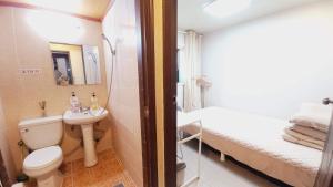 Phòng Giường Đôi Có Phòng Tắm Riêng (Double Room with Private Bathroom)