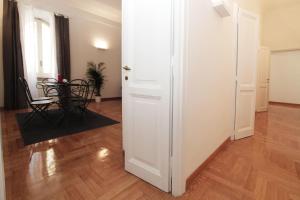 Four-Bedroom Apartment room in Lux Properzio Apartment