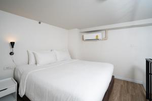 Suite-1 King 1 Queen, Non-Smoking, Duplex - Two Levels, Deluxe Room, Two Bedrooms, Living Room