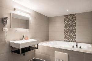 Deluxe Có bồn Jacuzzi giường đôi (Deluxe Jacuzzi Double)