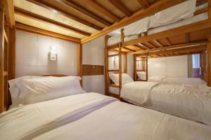 Giường Tầng Trong Phòng Ngủ Tập Thể Cho Nam Và Nữ (Bunk Bed in Mixed Dormitory Room)