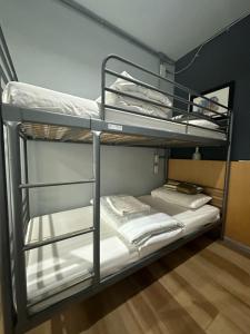 Giường Trong Phòng Ngủ Tập Thể 8 Giường (Bed in 8-Bed Dormitory Room)