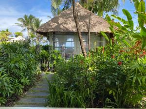 Deluxe hướng hồ bơi (Deluxe Pool View)