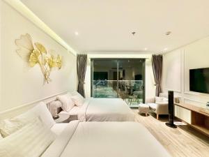 Phòng Gia Đình Nhìn Ra Biển Từ Phía Bên Cạnh (Family Room with Side Sea View)