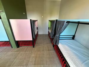 Giường Đơn Trong Phòng Ngủ Tập Thể 6 Giường (Single Bed in 6-Bed Dormitory Room)