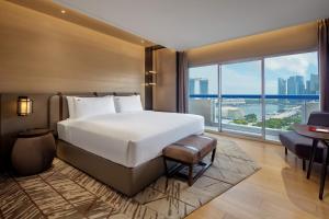PREMIER MARINA BAY, 1 King Plus, balcony, Marina Bay view