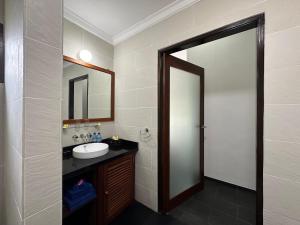 Phòng Có Giường Cỡ King Nhìn Ra Hồ Bơi (King Room with Pool View)