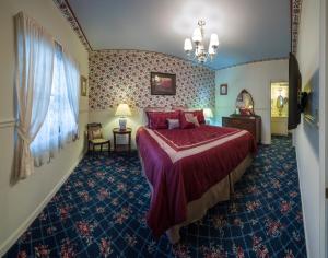 Master Suite room in Historic Cary House Hotel