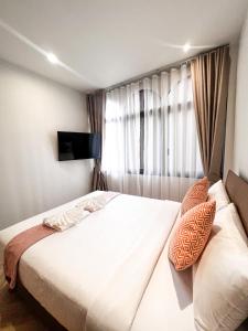 Phòng Deluxe giường đôi lớn 2 (Deluxe Queen Room 2)