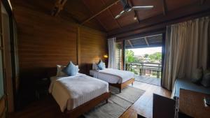 Phòng Hai Giường Đơn Loại Sang Hướng Sông (Deluxe River View Twin Room)