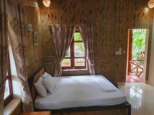Phòng Giường Đôi Nhìn Ra Núi (Double Room with Mountain View)