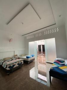 Familiar 3-4 người (Familiar 3-4 people)
