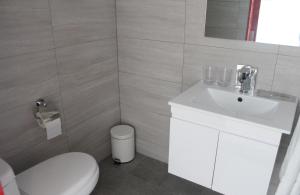Phòng Giường Đôi Có Phòng Tắm Riêng (Double Room with Private Bathroom)
