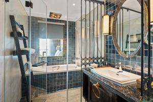 Suite có giường cỡ King với ban công (King Suite with Balcony)