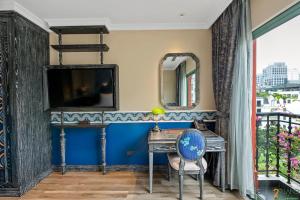Suite có giường cỡ King với ban công (King Suite with Balcony)