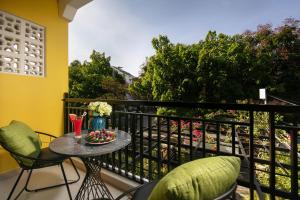 Phòng Loại Sang Hướng Bể Bơi Giường Lớn Có Ban Công (Deluxe Balcony King Pool View)