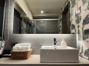 Phòng 2 Giường Đơn Nhìn Ra Thành Phố (Twin Room with City View)