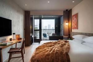 1 King Bed, Balcony, Deluxe