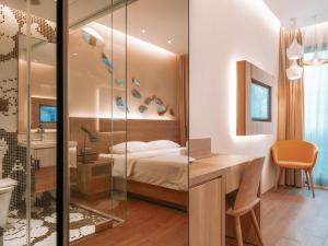Premier King Room - Street View
