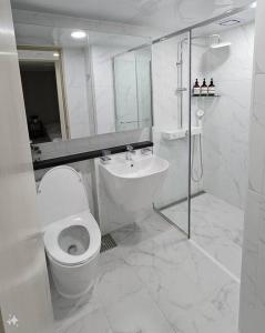 Căn Hộ Nhìn Ra Thành Phố (Apartment with City View)