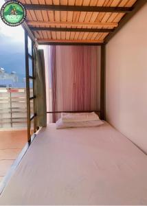 Giường Tầng Trong Phòng Ngủ Tập Thể Cho Nam Và Nữ (Bunk Bed in Mixed Dormitory Room)